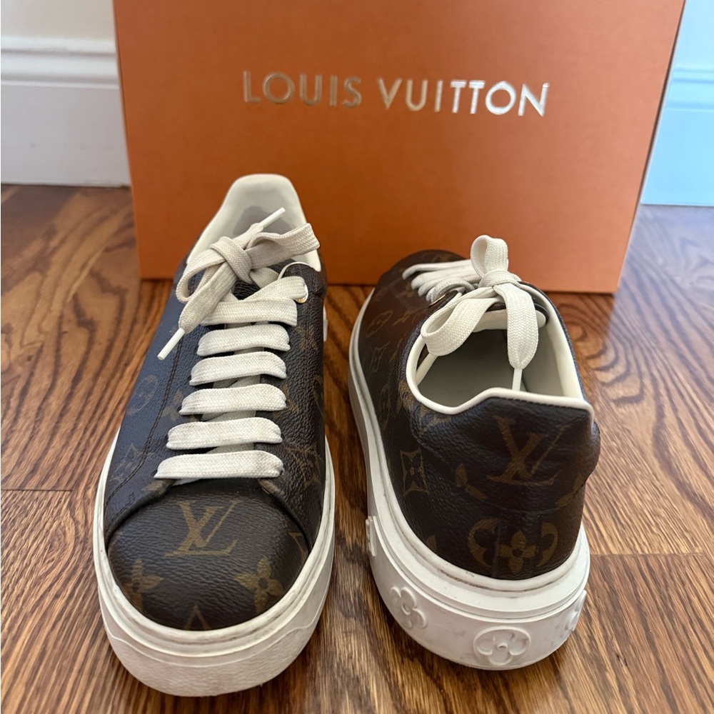 Louis Vuitton Accessories Pack with Orange Envelope and White Laces - Picture 4 of 6